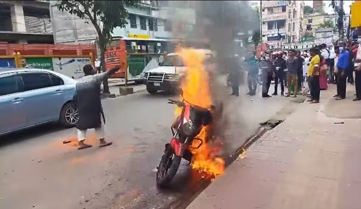 রাজধানীতে সার্জেন্টের মামলায় ক্ষুব্ধ হয়ে নিজের মোটরসাইকেলে আগুন